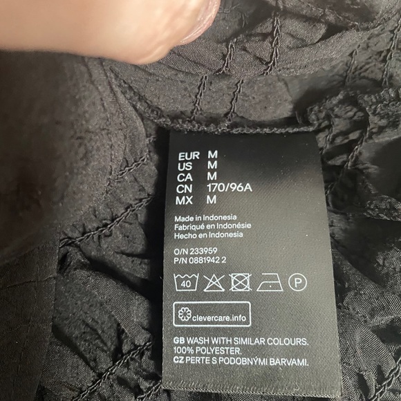 H&M Solid black top with cuff sleeve super Cute - Picture 2 of 5